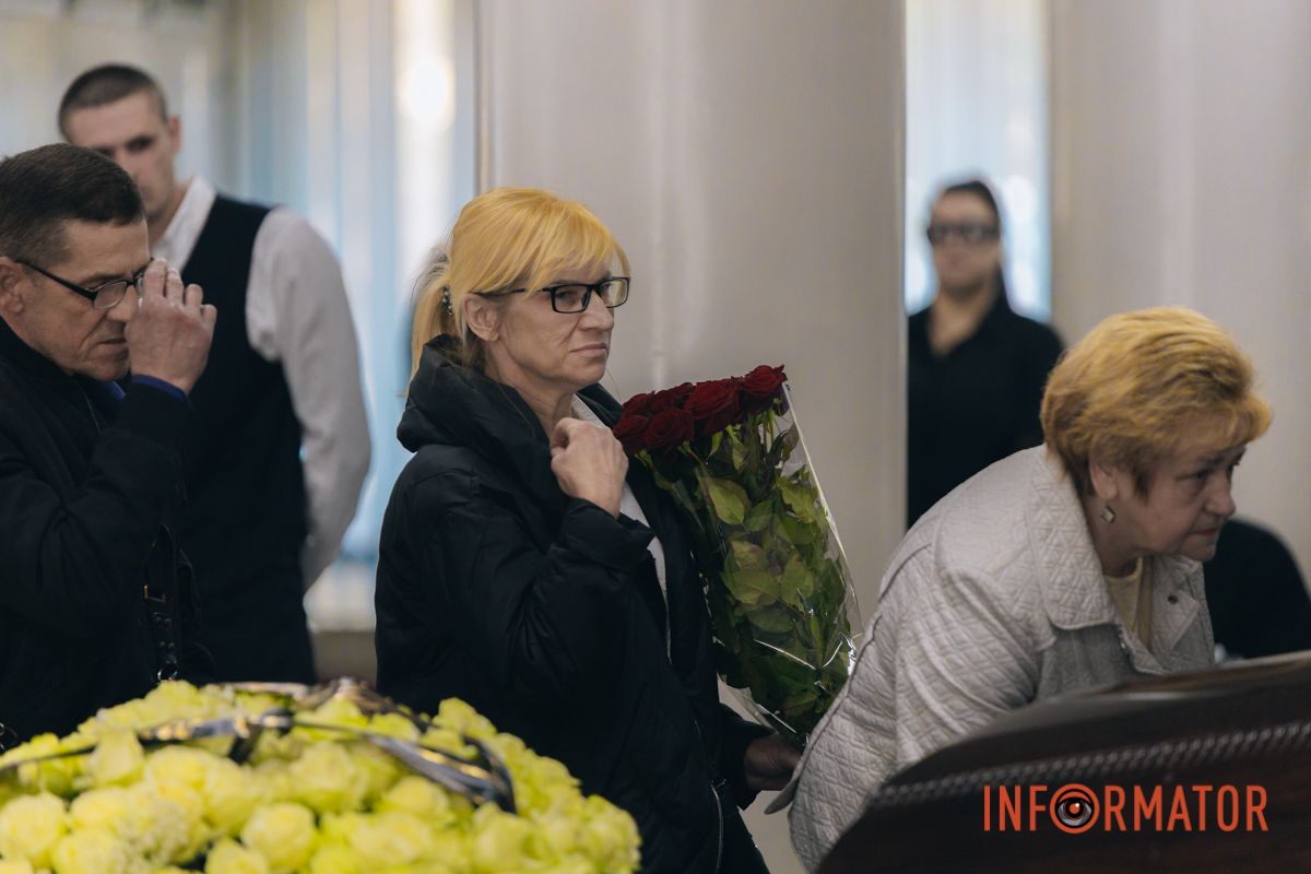 В Днепре сотни людей пришли попрощаться с бывшим заместителем городского головы Михаилом Лысенко 58