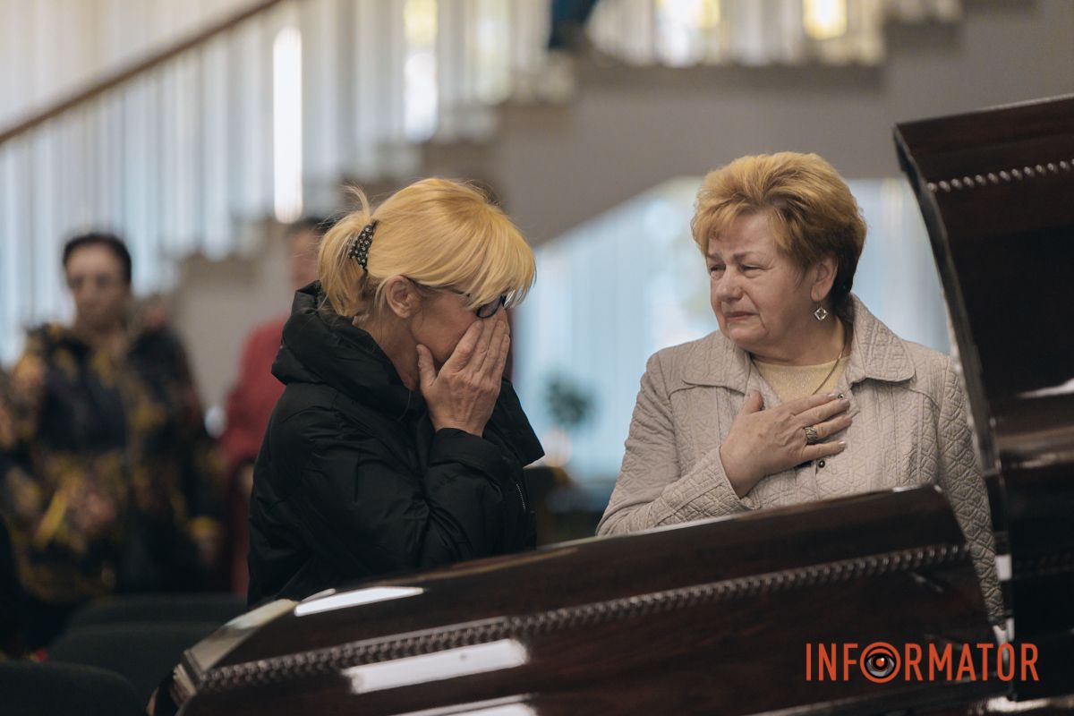 В Днепре сотни людей пришли попрощаться с бывшим заместителем городского головы Михаилом Лысенко 55