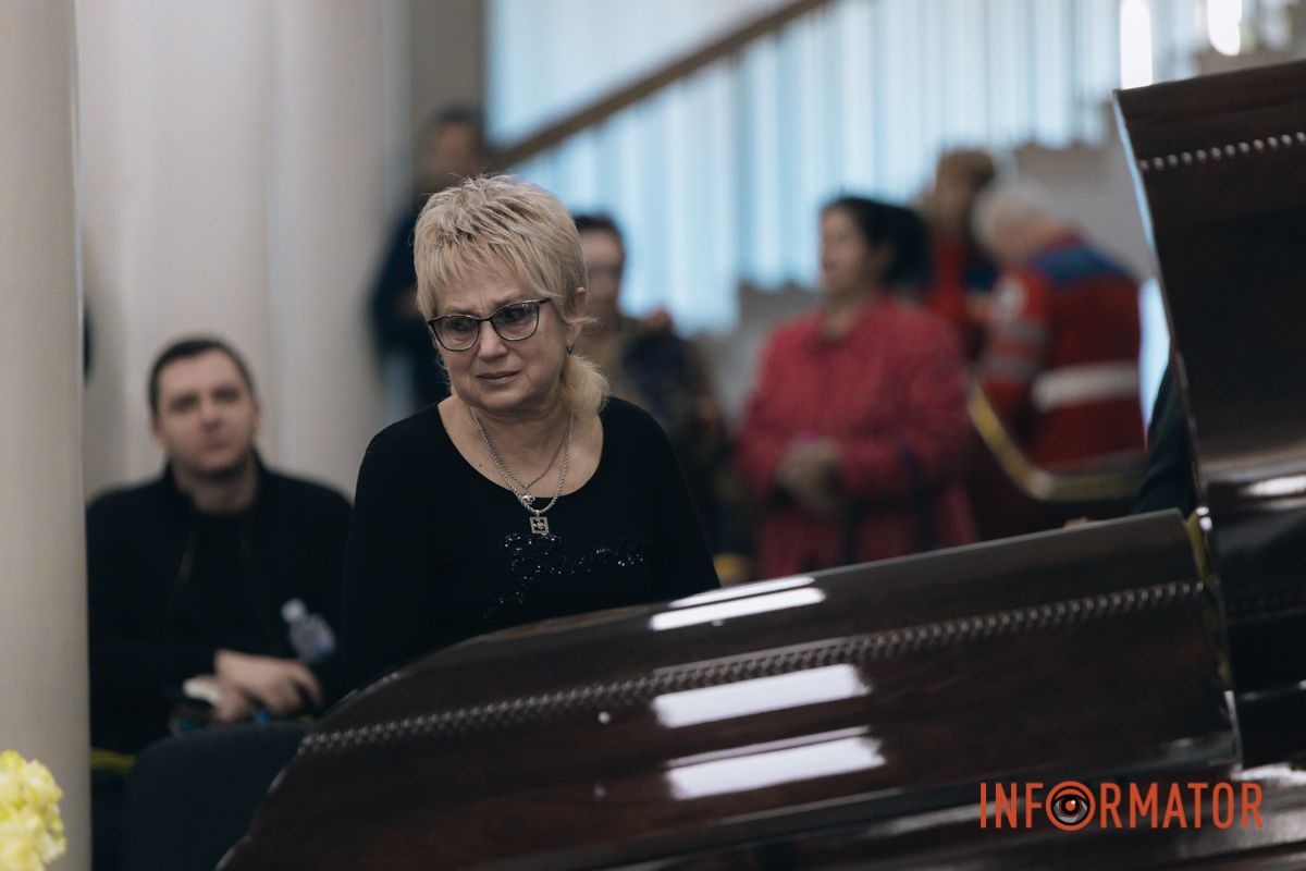 В Днепре сотни людей пришли попрощаться с бывшим заместителем городского головы Михаилом Лысенко 54