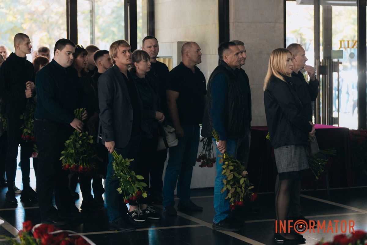 В Днепре сотни людей пришли попрощаться с бывшим заместителем городского головы Михаилом Лысенко 53