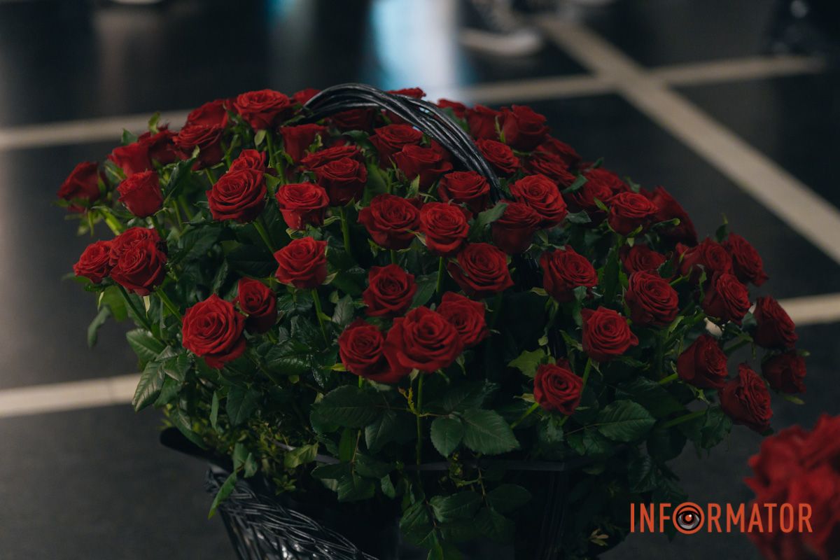 В Днепре сотни людей пришли попрощаться с бывшим заместителем городского головы Михаилом Лысенко 49