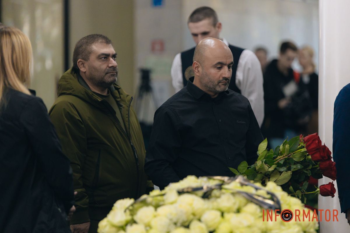 В Днепре сотни людей пришли попрощаться с бывшим заместителем городского головы Михаилом Лысенко 48