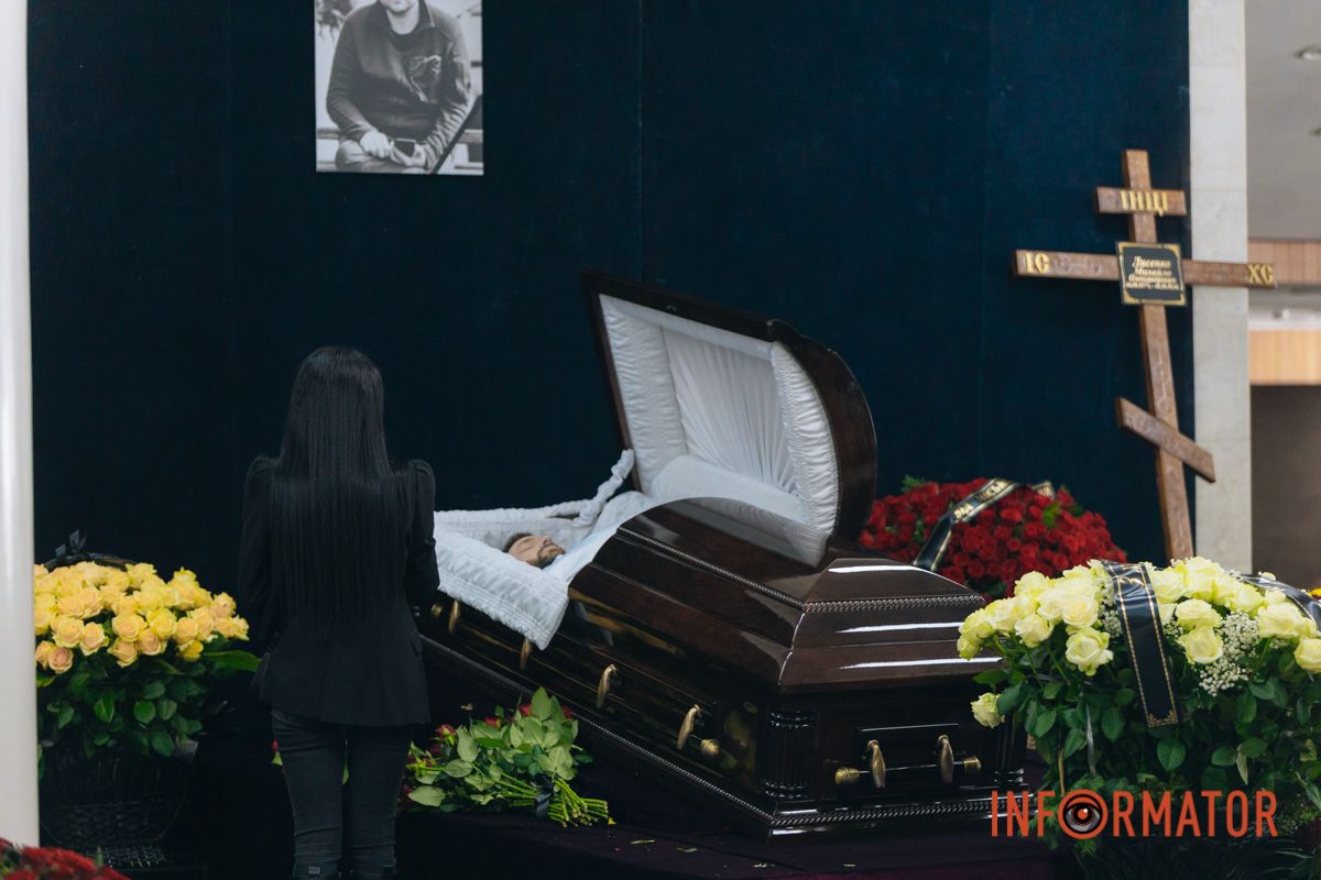 В Днепре сотни людей пришли попрощаться с бывшим заместителем городского головы Михаилом Лысенко 46