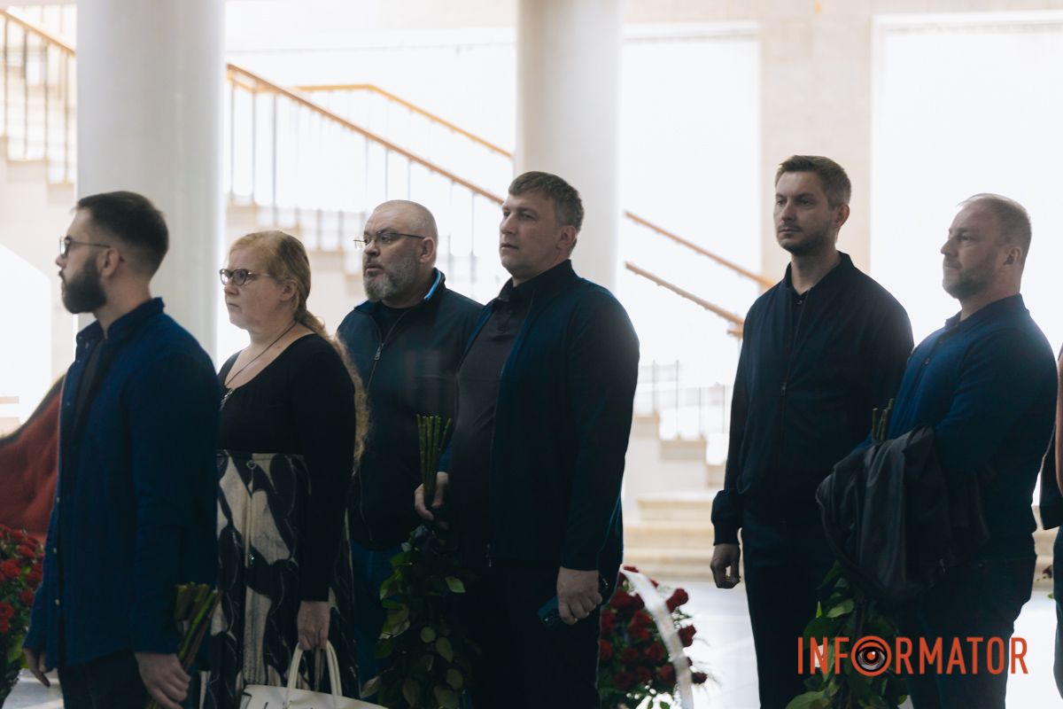 В Днепре сотни людей пришли попрощаться с бывшим заместителем городского головы Михаилом Лысенко 45