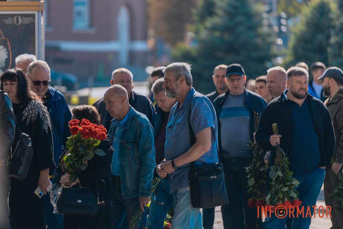 В Днепре сотни людей пришли попрощаться с бывшим заместителем городского головы Михаилом Лысенко 44