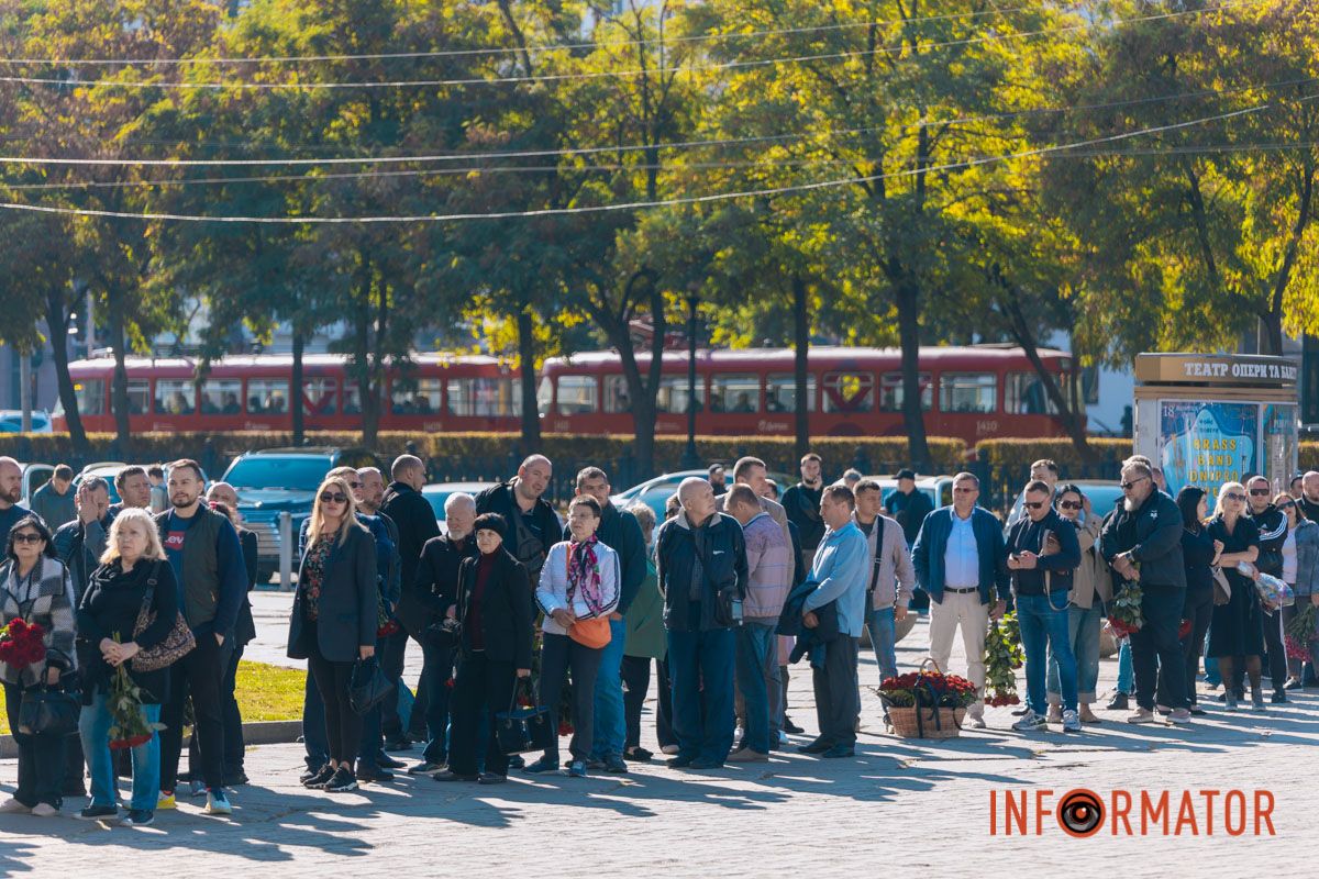 В Днепре сотни людей пришли попрощаться с бывшим заместителем городского головы Михаилом Лысенко 43