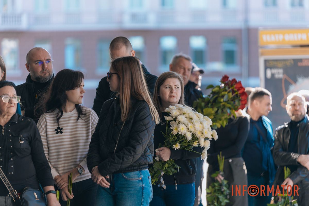 В Днепре сотни людей пришли попрощаться с бывшим заместителем городского головы Михаилом Лысенко 41