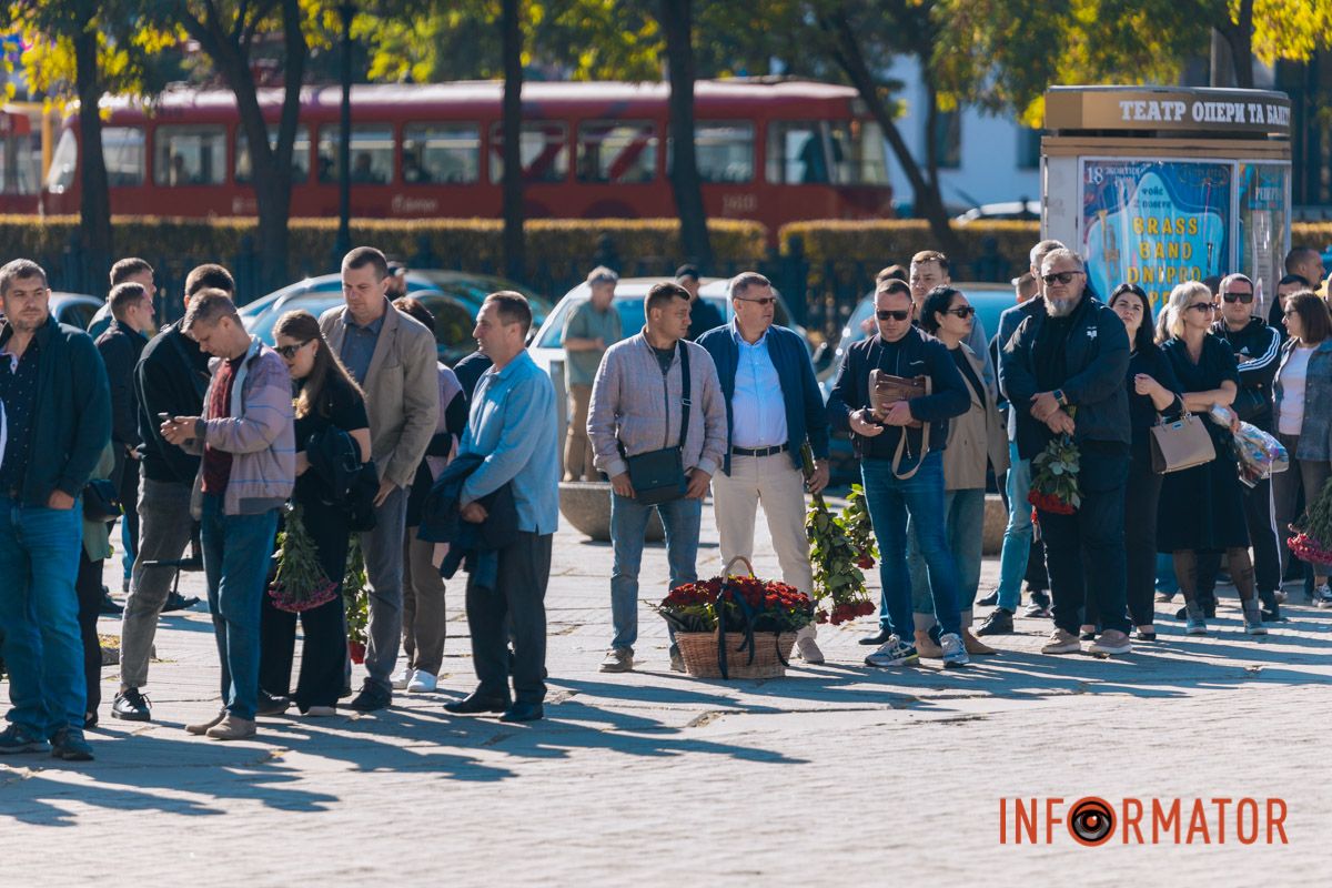 В Днепре сотни людей пришли попрощаться с бывшим заместителем городского головы Михаилом Лысенко 40