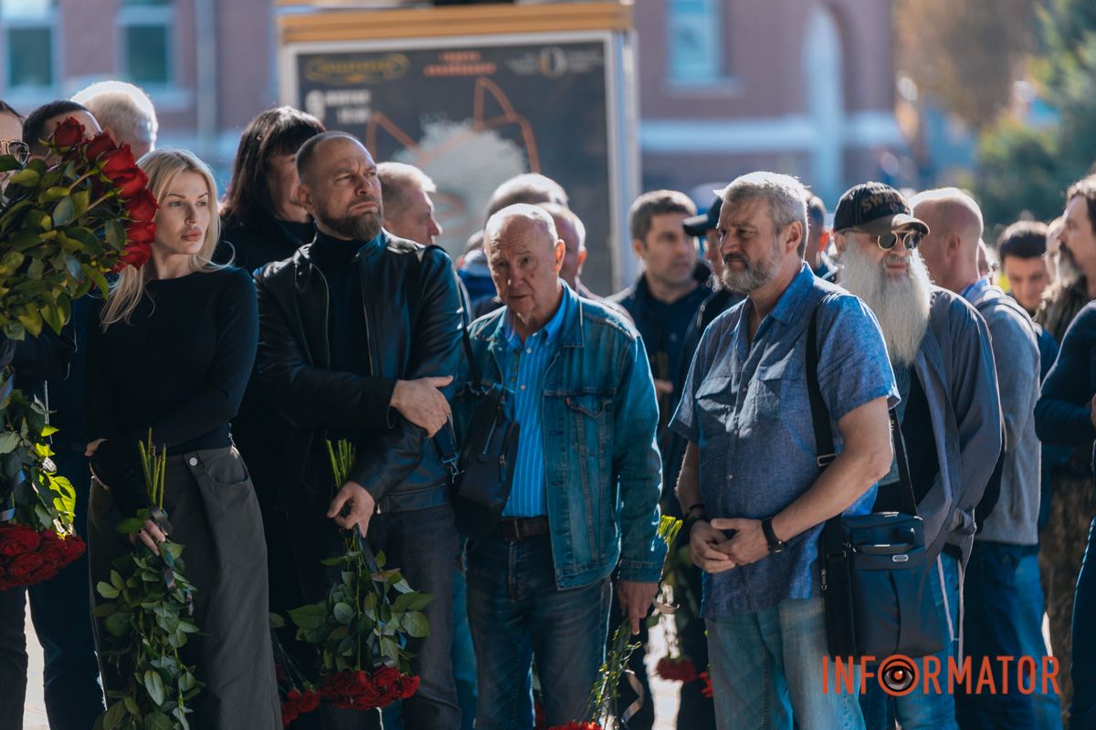 В Днепре сотни людей пришли попрощаться с бывшим заместителем городского головы Михаилом Лысенко 39