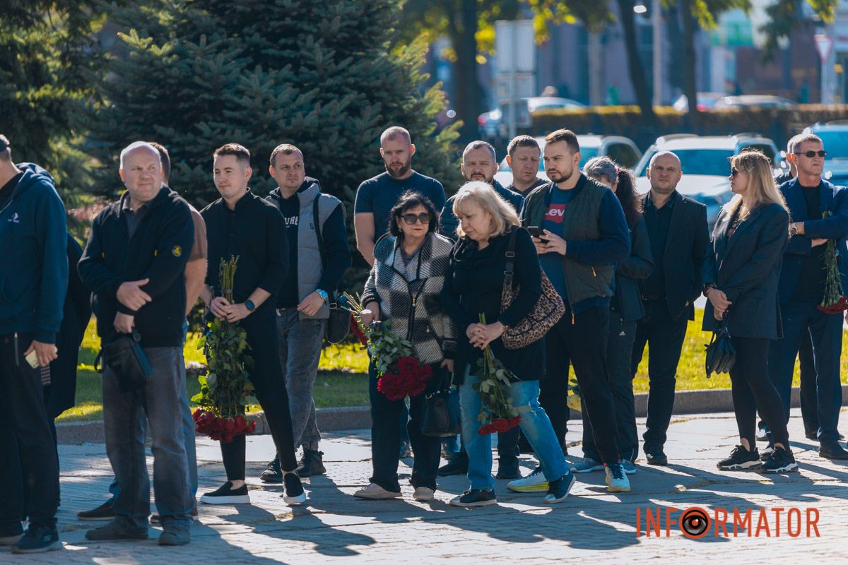 В Днепре сотни людей пришли попрощаться с бывшим заместителем городского головы Михаилом Лысенко 38