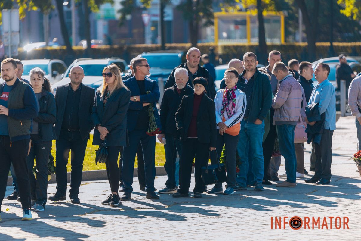 В Днепре сотни людей пришли попрощаться с бывшим заместителем городского головы Михаилом Лысенко 37