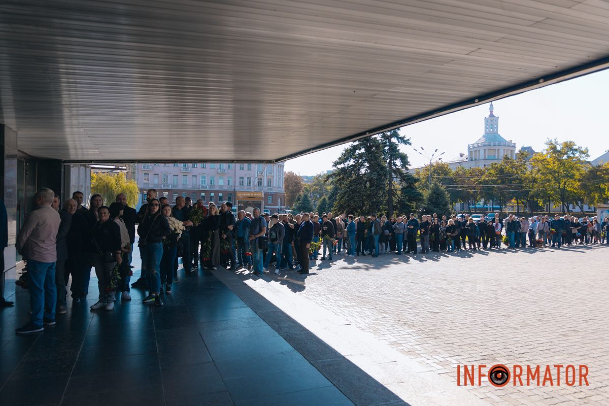 В Днепре сотни людей пришли попрощаться с бывшим заместителем городского головы Михаилом Лысенко 36