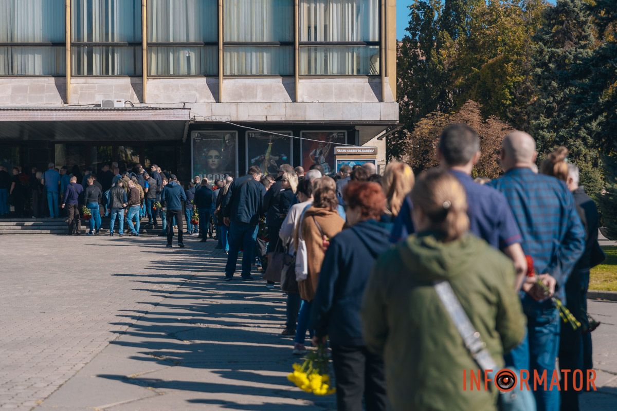 В Днепре сотни людей пришли попрощаться с бывшим заместителем городского головы Михаилом Лысенко 35