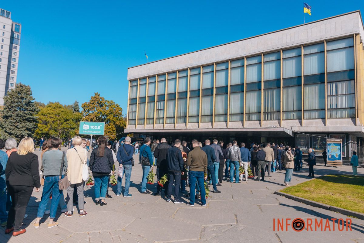 В Днепре сотни людей пришли попрощаться с бывшим заместителем городского головы Михаилом Лысенко 34