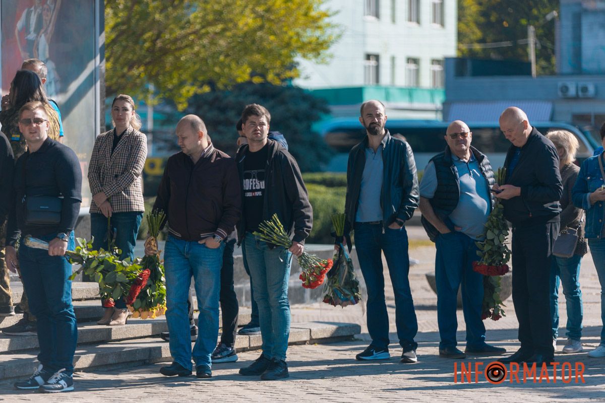 В Днепре сотни людей пришли попрощаться с бывшим заместителем городского головы Михаилом Лысенко 33