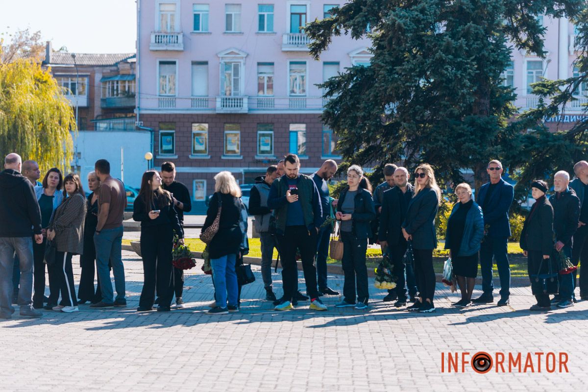 В Днепре сотни людей пришли попрощаться с бывшим заместителем городского головы Михаилом Лысенко 32
