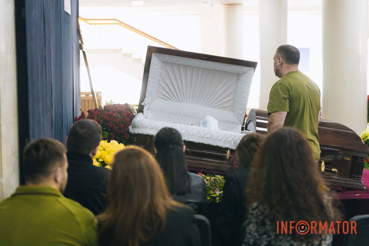 В Днепре сотни людей пришли попрощаться с бывшим заместителем городского головы Михаилом Лысенко 28