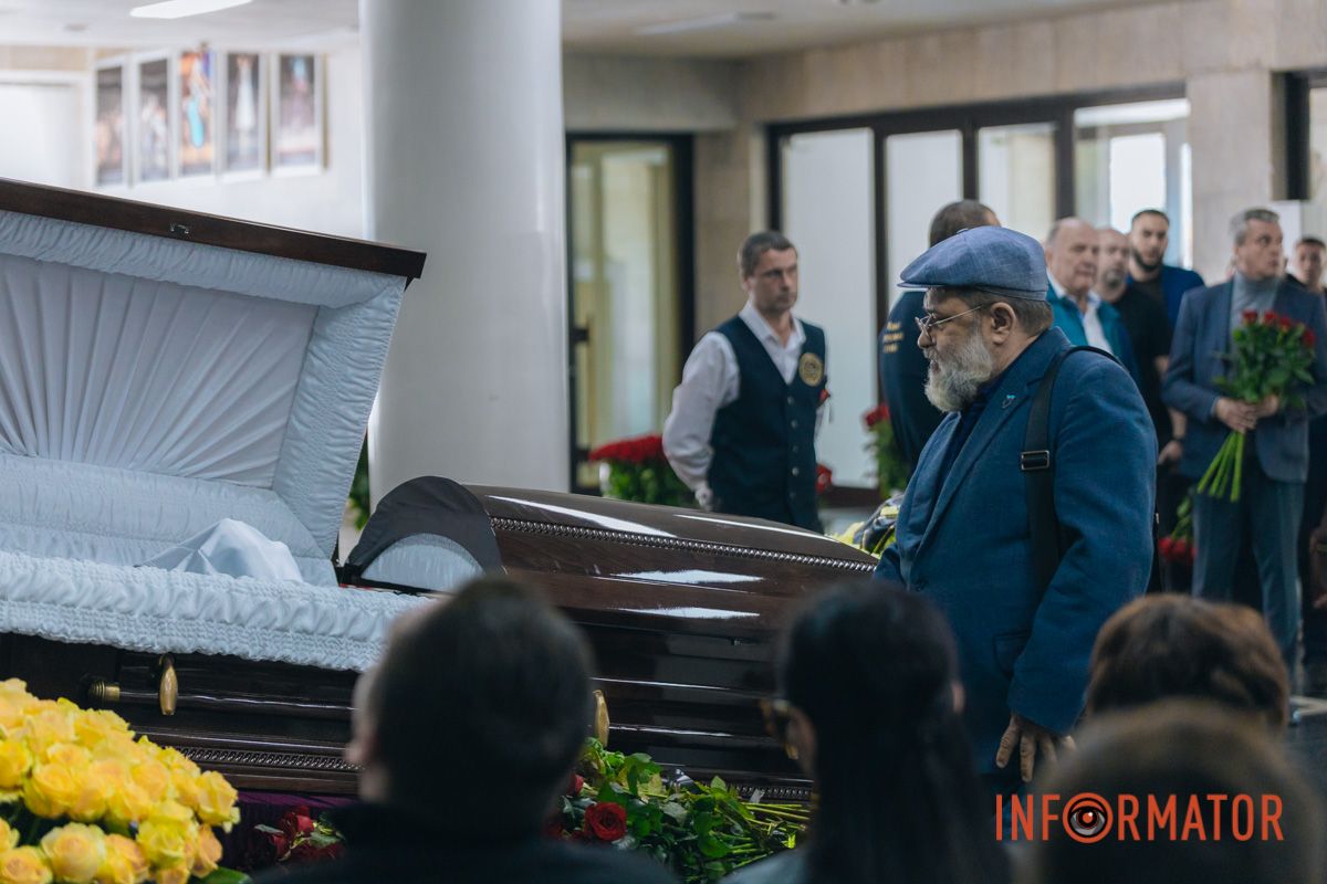 В Днепре сотни людей пришли попрощаться с бывшим заместителем городского головы Михаилом Лысенко 27