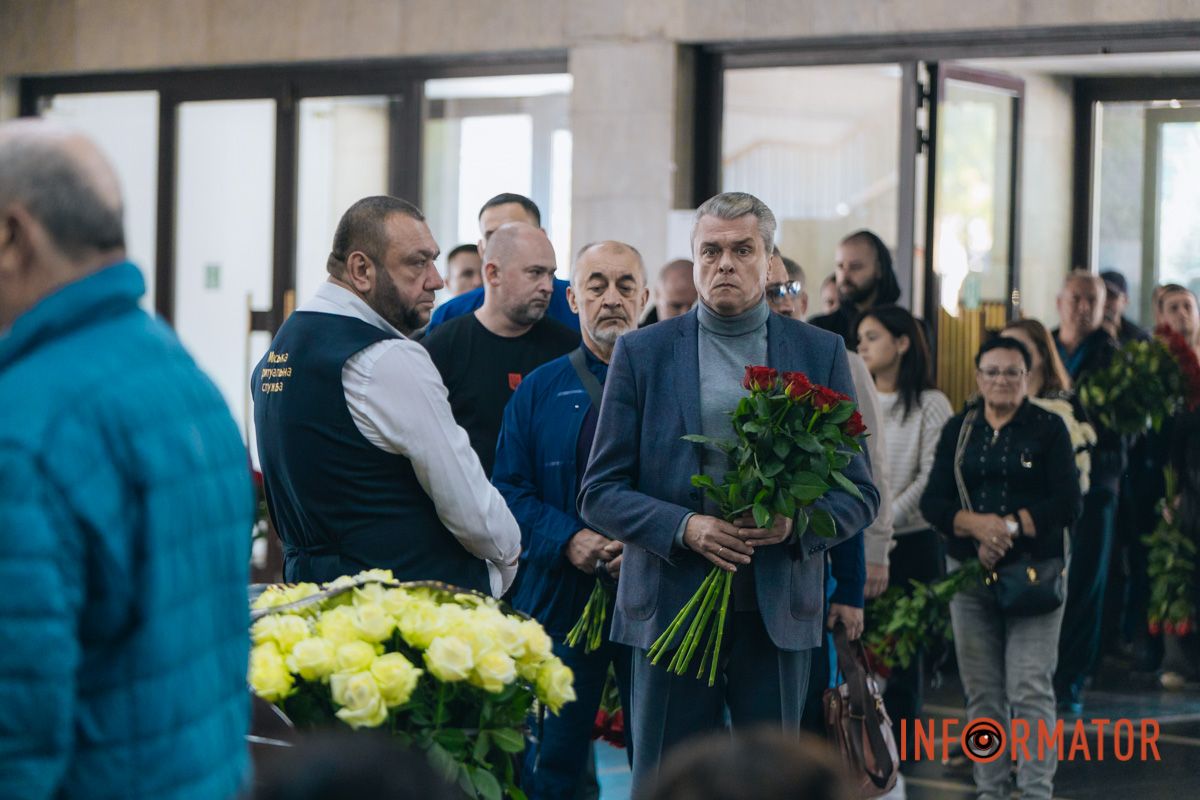 В Днепре сотни людей пришли попрощаться с бывшим заместителем городского головы Михаилом Лысенко 25