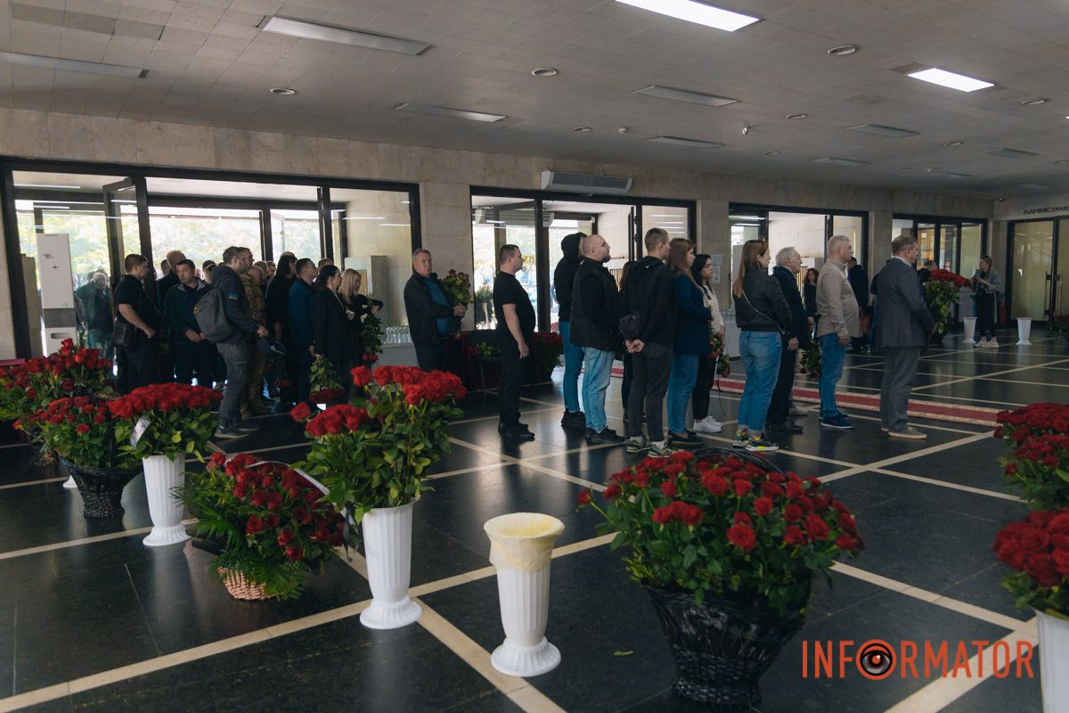 В Днепре сотни людей пришли попрощаться с бывшим заместителем городского головы Михаилом Лысенко 21