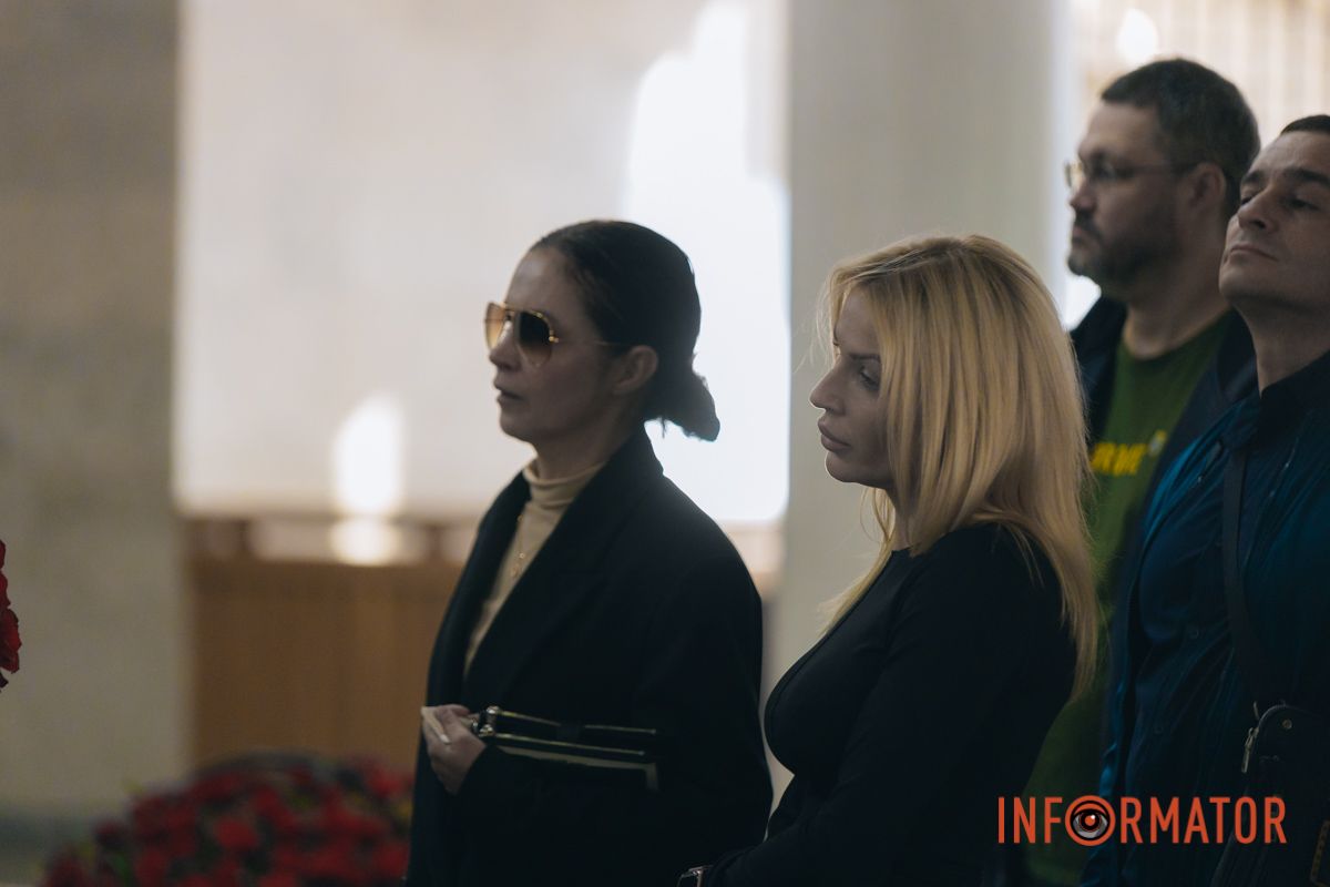 В Днепре сотни людей пришли попрощаться с бывшим заместителем городского головы Михаилом Лысенко 16