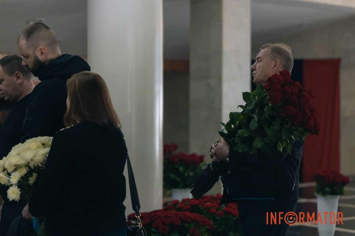 В Днепре сотни людей пришли попрощаться с бывшим заместителем городского головы Михаилом Лысенко 15