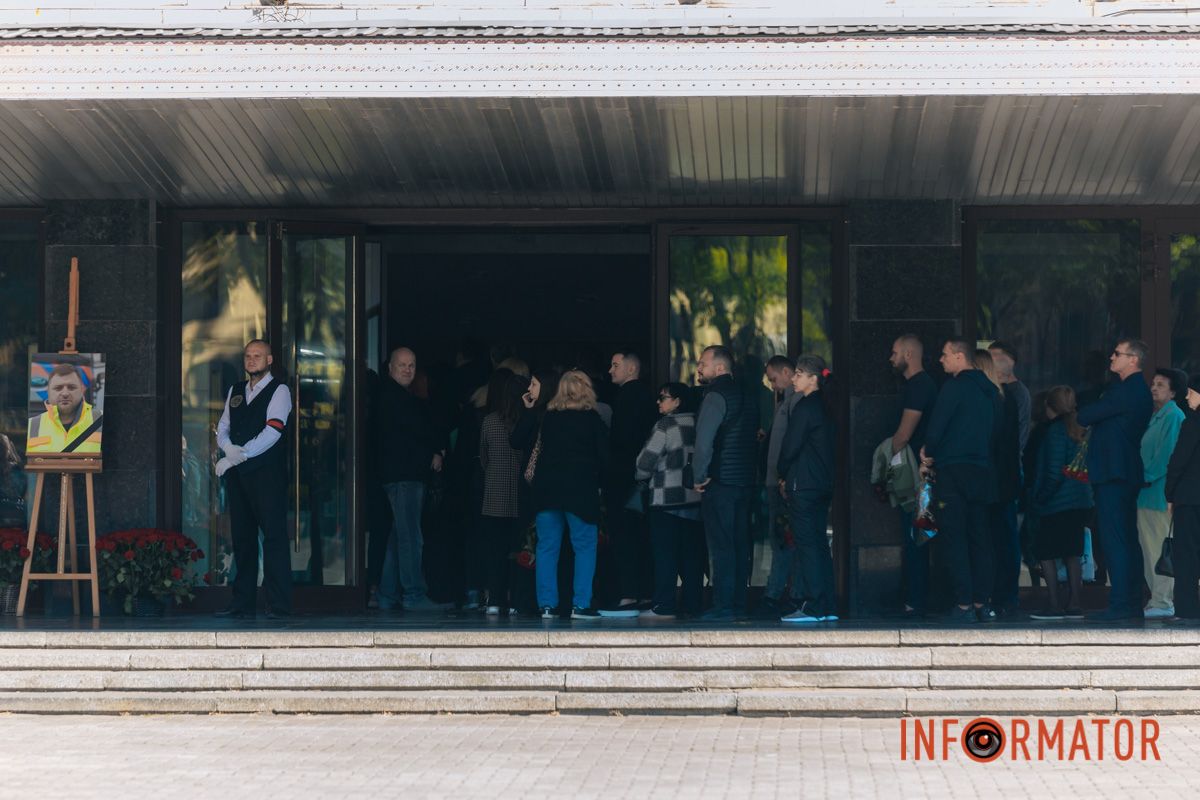 В Днепре сотни людей пришли попрощаться с бывшим заместителем городского головы Михаилом Лысенко 12