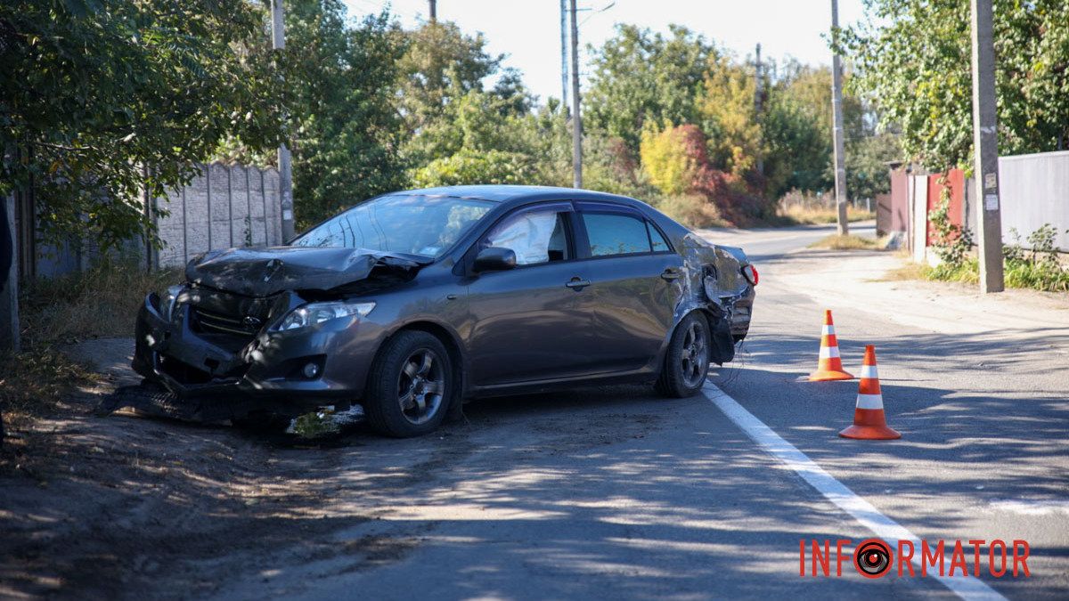 У Дніпрі на Передовій Toyota врізалася в бетонний стовп: авто занесло на дорозі