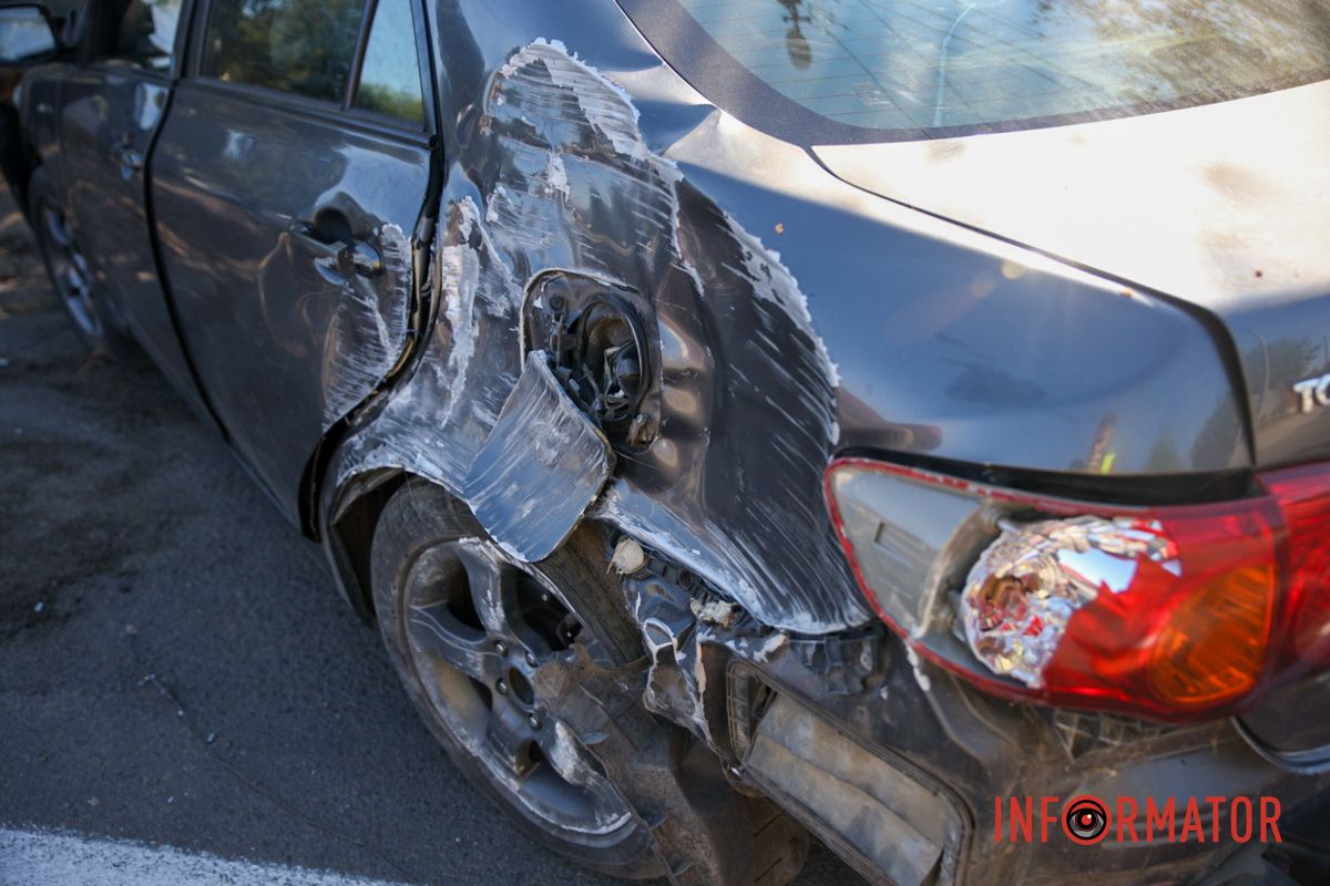 Автівка увійшла в занос і зупинилася на дорозі, зайнявши одну смугу