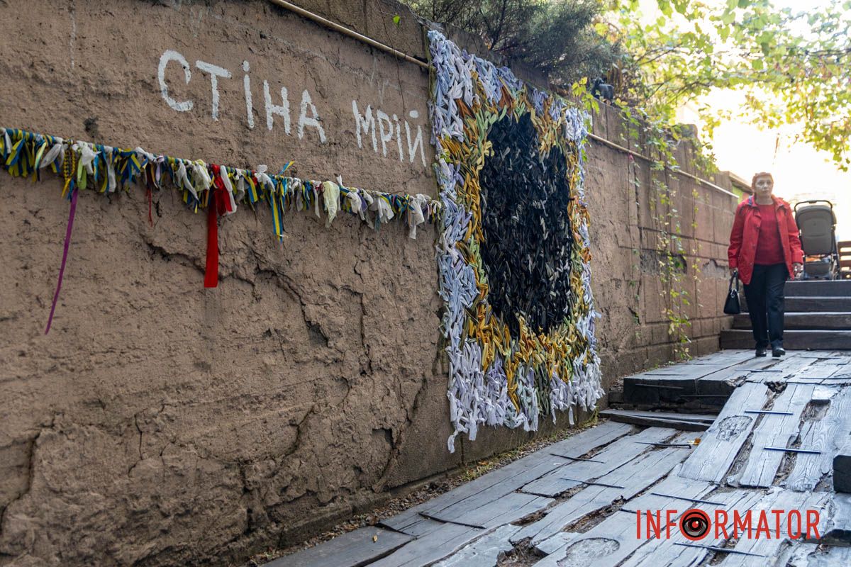 Квіткові мотиви на сітці символізують майбутнє після війни Квіткові мотиви на сітці символізують майбутнє після війни