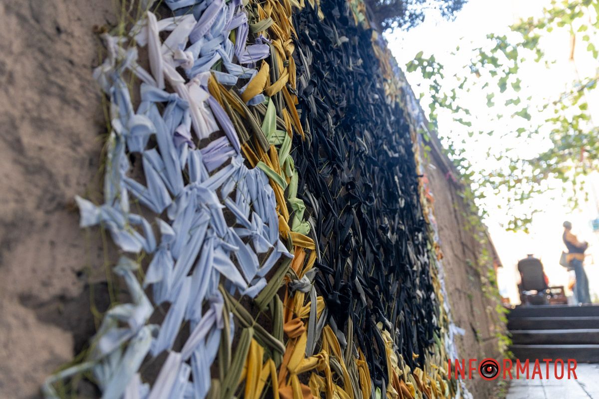 Робота «Квітень» виконана у техніці маскувальної сітки Робота «Квітень» виконана у техніці маскувальної сітки