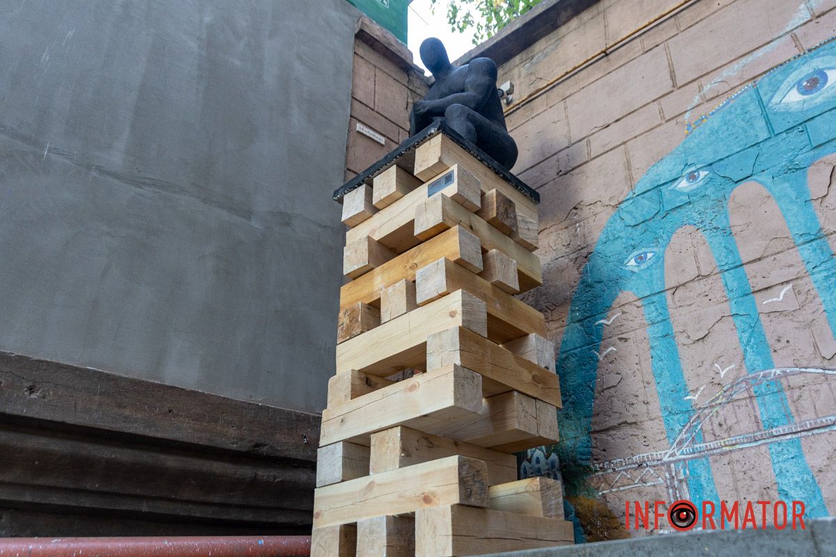 Ця скульптура символізує крихкість влади агресорів і тиранів Ця скульптура символізує крихкість влади агресорів і тиранів