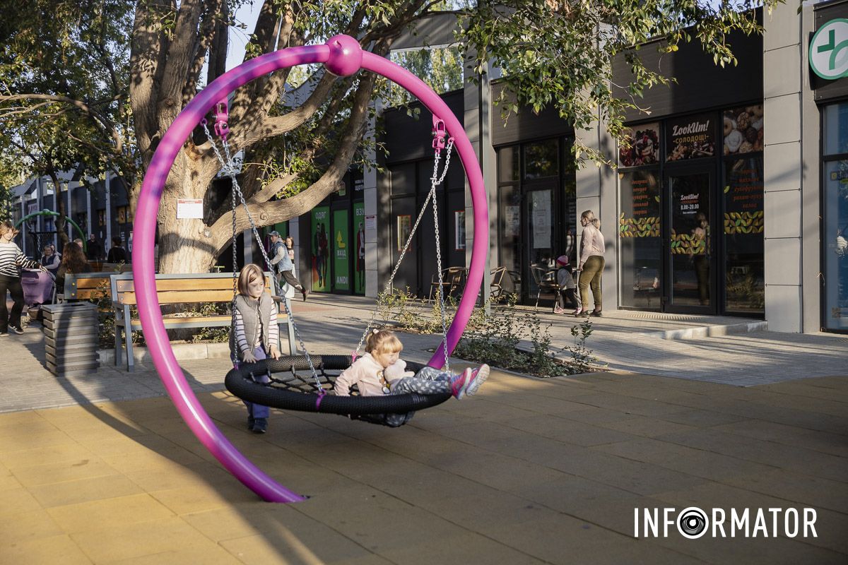 Оригинальные качели, батуты и зеленая зона отдыха: как выглядит новый сквер на Донецком шоссе в Днепре 24