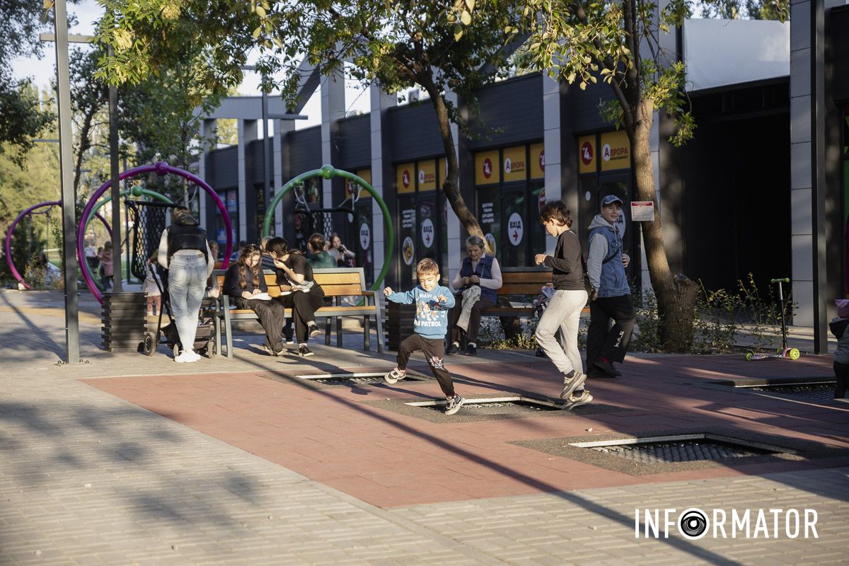 Оригинальные качели, батуты и зеленая зона отдыха: как выглядит новый сквер на Донецком шоссе в Днепре 21