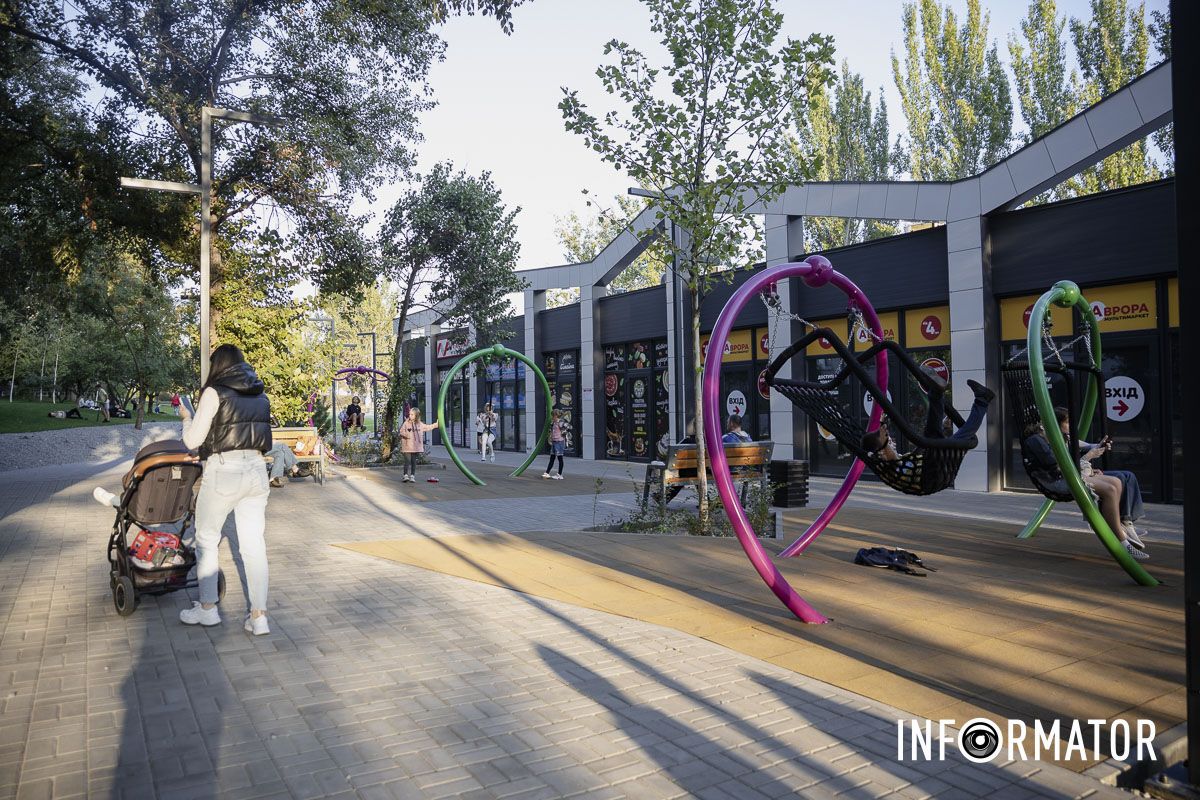 Оригинальные качели, батуты и зеленая зона отдыха: как выглядит новый сквер на Донецком шоссе в Днепре 20