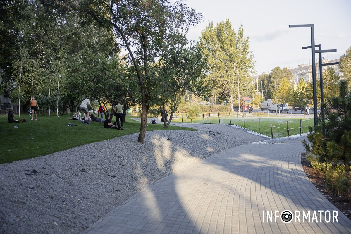 Оригинальные качели, батуты и зеленая зона отдыха: как выглядит новый сквер на Донецком шоссе в Днепре 16