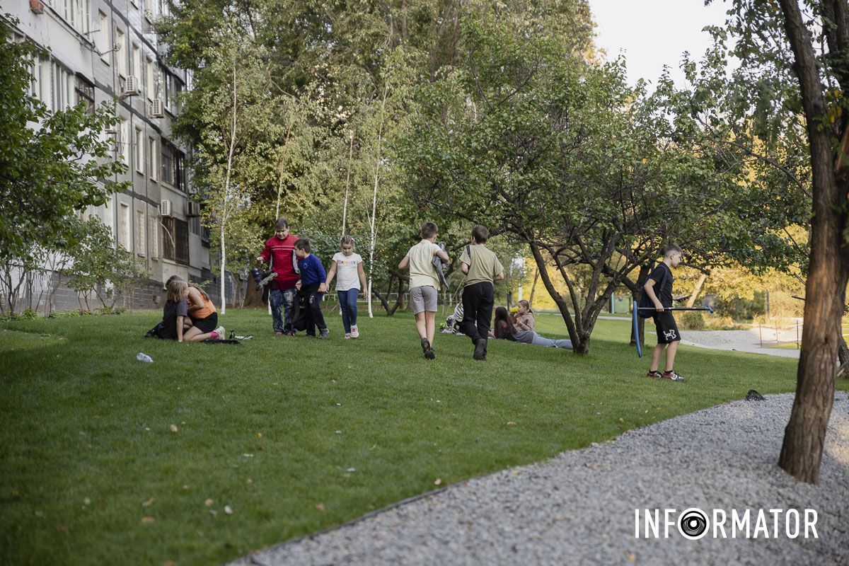 Оригинальные качели, батуты и зеленая зона отдыха: как выглядит новый сквер на Донецком шоссе в Днепре 15