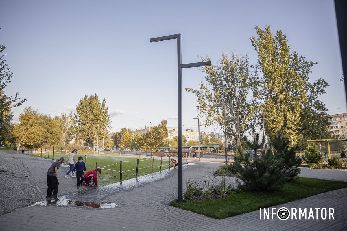 Оригинальные качели, батуты и зеленая зона отдыха: как выглядит новый сквер на Донецком шоссе в Днепре 14