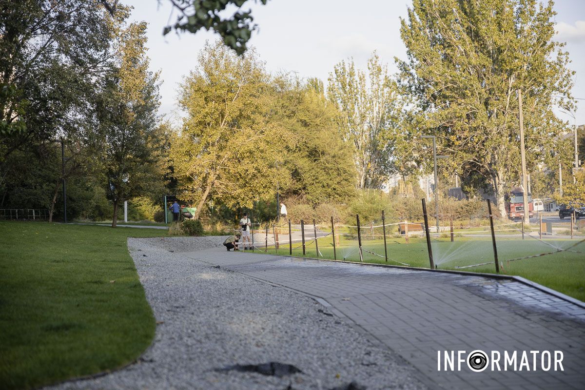 Оригинальные качели, батуты и зеленая зона отдыха: как выглядит новый сквер на Донецком шоссе в Днепре 13