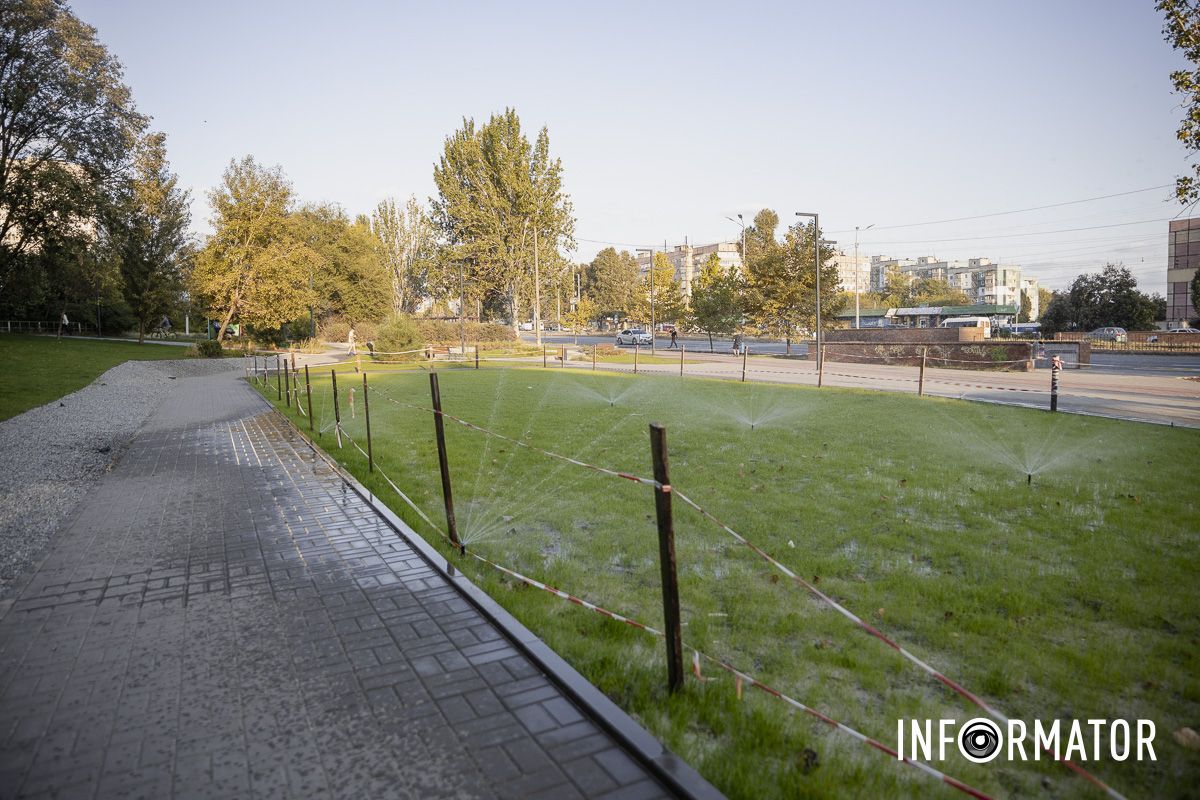Оригинальные качели, батуты и зеленая зона отдыха: как выглядит новый сквер на Донецком шоссе в Днепре 12
