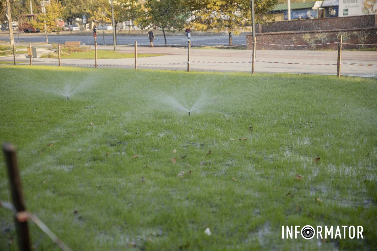 Оригинальные качели, батуты и зеленая зона отдыха: как выглядит новый сквер на Донецком шоссе в Днепре 11