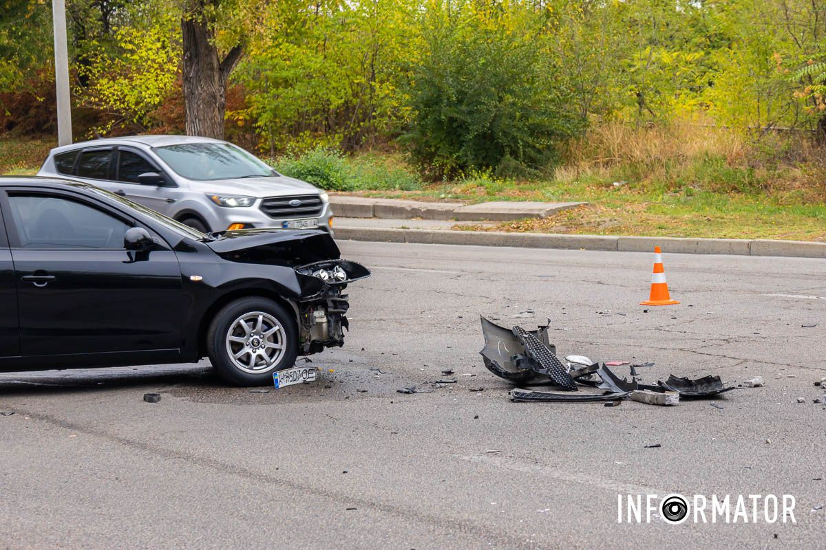 У Дніпрі на вулиці Третьої штурмової бригади зіштовхнулись Hyundai та Chevrolet: утворився затор 1