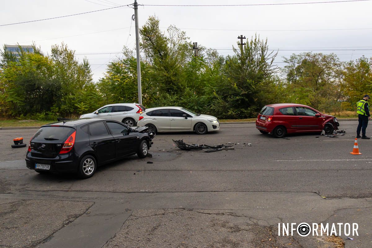У Дніпрі на вулиці Третьої штурмової бригади зіштовхнулись Hyundai та Chevrolet: утворився затор 2