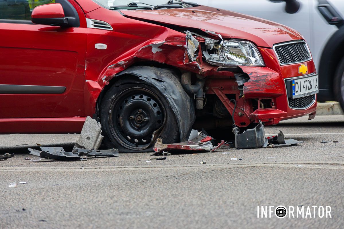 У Дніпрі на вулиці Третьої штурмової бригади зіштовхнулись Hyundai та Chevrolet: утворився затор 3