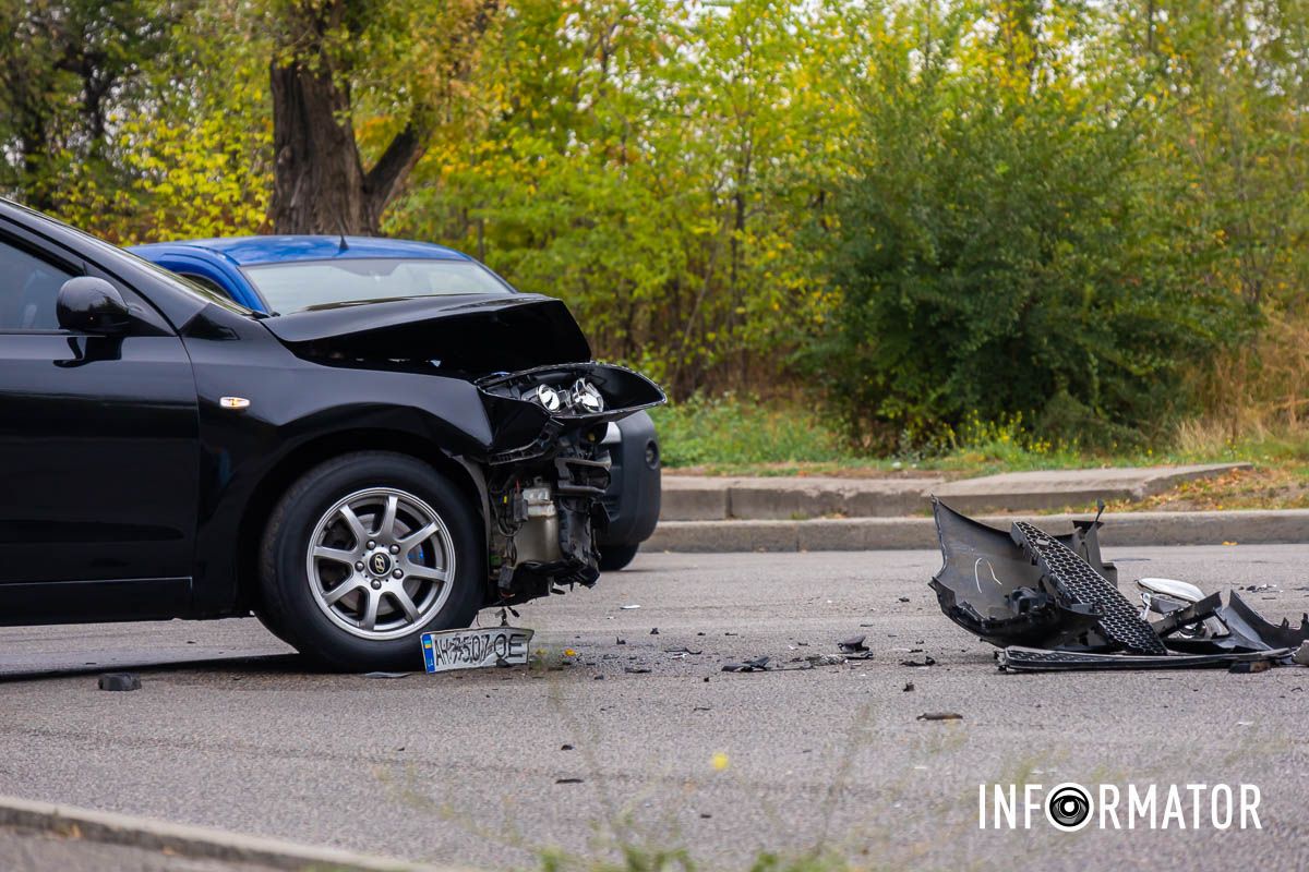 У Дніпрі на вулиці Третьої штурмової бригади зіштовхнулись Hyundai та Chevrolet: утворився затор 4