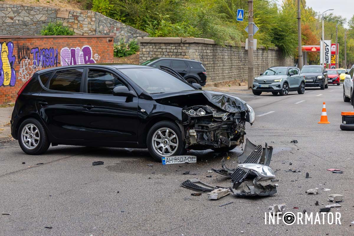 У Дніпрі на вулиці Третьої штурмової бригади зіштовхнулись Hyundai та Chevrolet: утворився затор 9