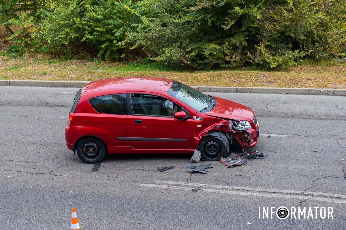 У Дніпрі на вулиці Третьої штурмової бригади зіштовхнулись Hyundai та Chevrolet: утворився затор 8
