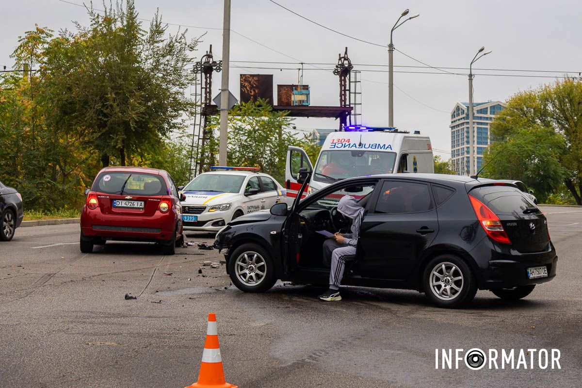 У Дніпрі на вулиці Третьої штурмової бригади зіштовхнулись Hyundai та Chevrolet: утворився затор 6