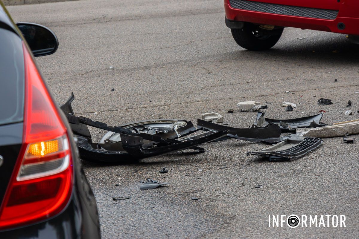 У Дніпрі на вулиці Третьої штурмової бригади зіштовхнулись Hyundai та Chevrolet: утворився затор 5