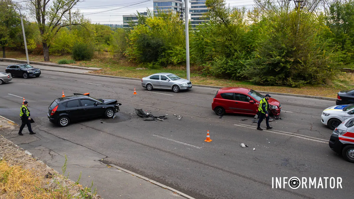 В Днепре на улице Третьей штурмовой бригады столкнулись Hyundai и Chevrolet: образовалась пробка